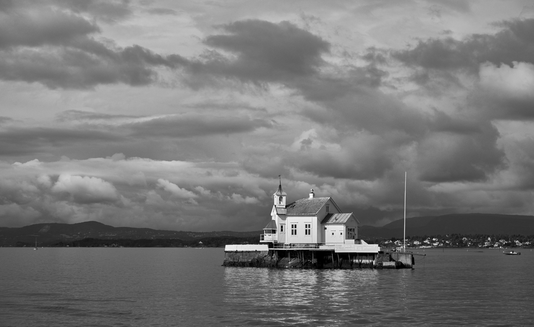 The house that floats in the sea